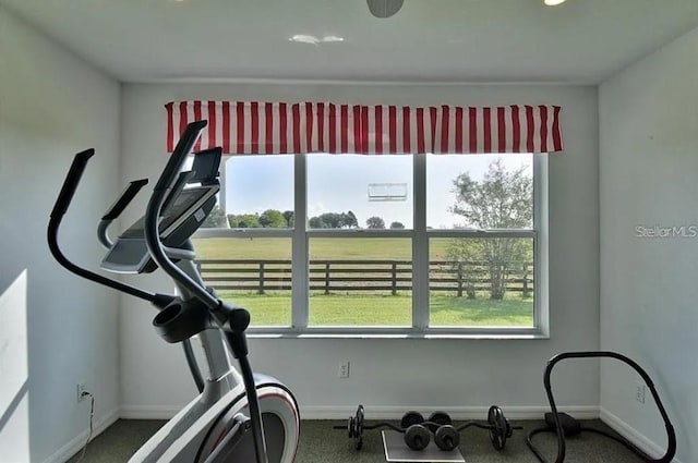 workout room with baseboards