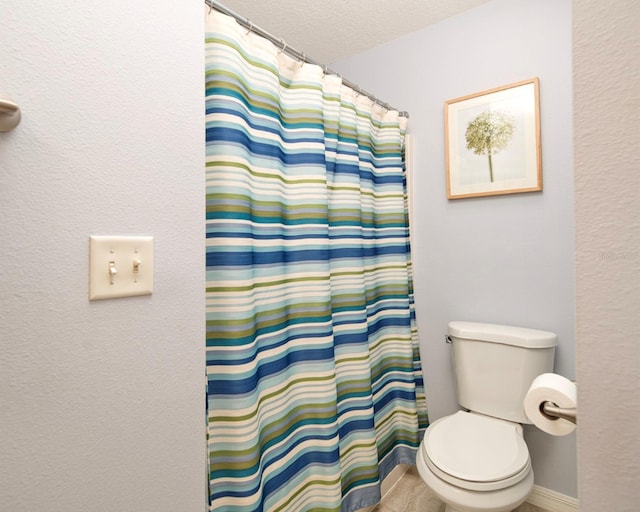 full bathroom with baseboards, toilet, a textured ceiling, and a shower with curtain