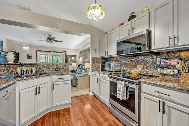 257 Winding Cove Ave, Apopka, FL 32703 - kitchen featuring backsplash, light wood-style floors, stainless steel appliances, and a sink