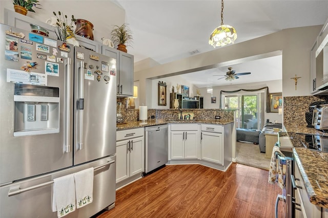257 Winding Cove Ave, Apopka, FL 32703 - kitchen with ceiling fan, open floor plan, a peninsula, light wood-style floors, and stainless steel appliances