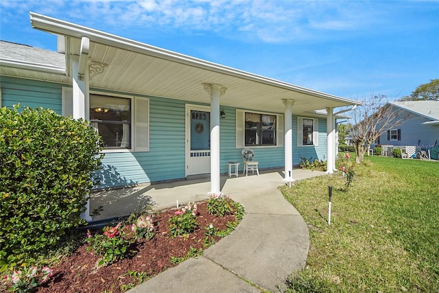 view of front of property featuring a front lawn and covered porch