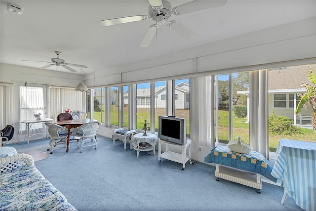 sunroom with ceiling fan