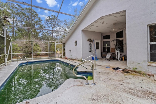 outdoor pool featuring a patio area, a lanai, and a ceiling fan