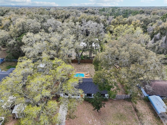 birds eye view of property featuring a forest view