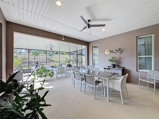 sunroom with ceiling fan