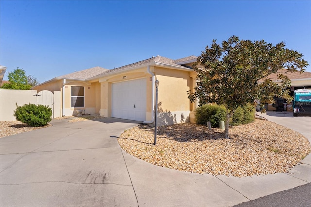 1135 Santa Cruz Dr, The Villages, FL 32162 - ranch-style house featuring stucco siding, a garage, driveway, and a gate
