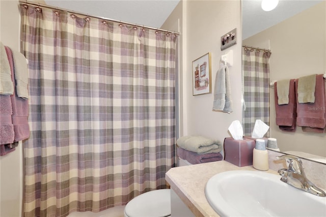 bathroom with curtained shower, toilet, and vanity