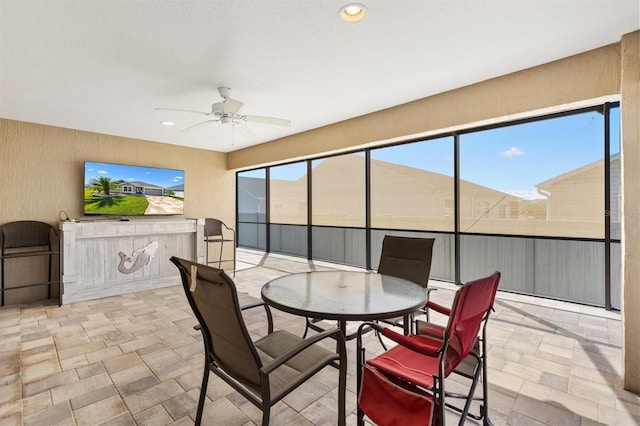 sunroom with ceiling fan