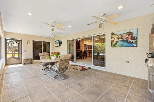 sunroom with ceiling fan