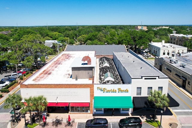 bird's eye view featuring a wooded view