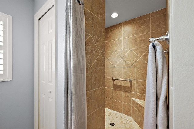 bathroom featuring recessed lighting and tiled shower