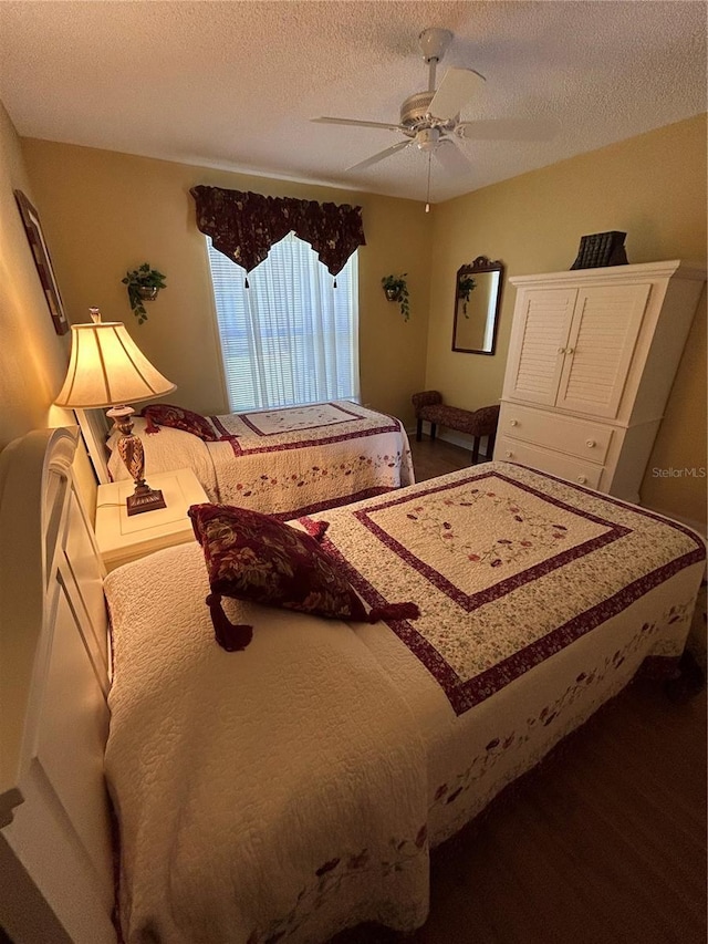 bedroom featuring ceiling fan and a textured ceiling