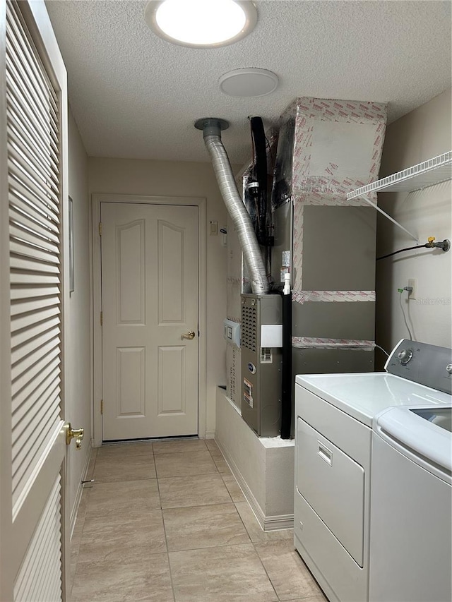 washroom featuring laundry area, independent washer and dryer, and a textured ceiling