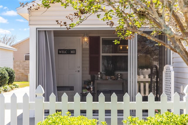 entrance to property with fence