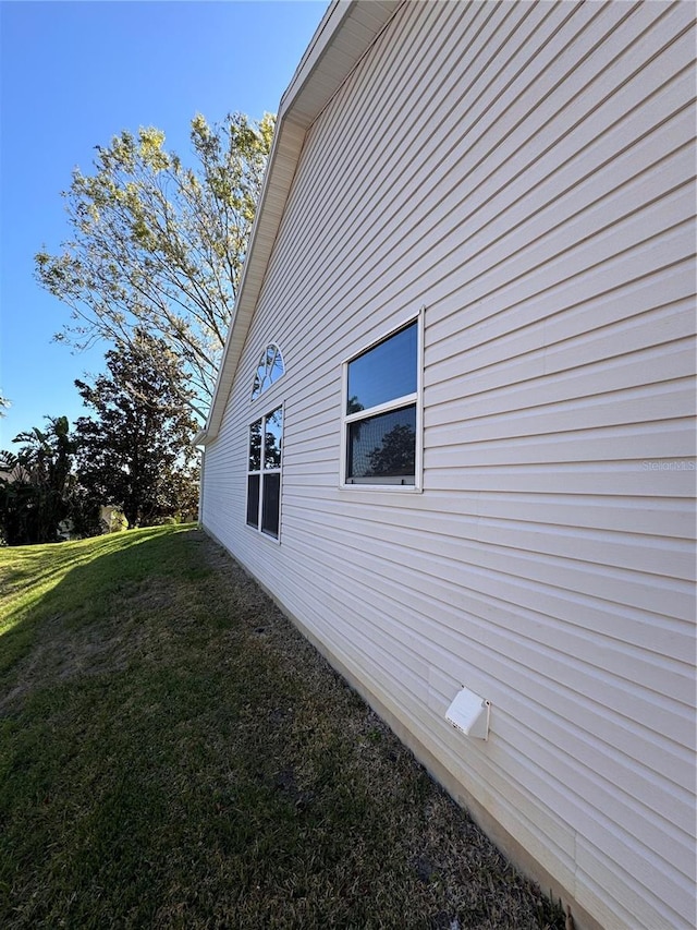 view of side of property featuring a lawn