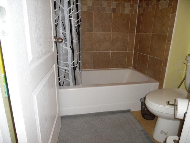 full bathroom with shower / bath combination with curtain and toilet