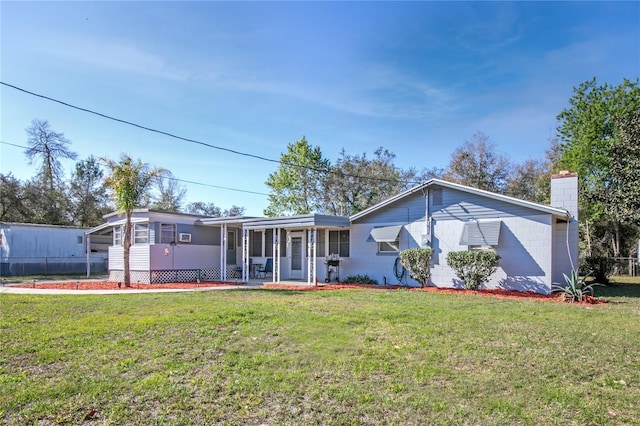 view of front of property featuring a front lawn