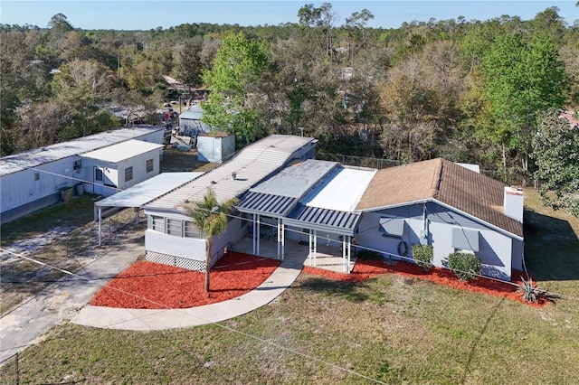 birds eye view of property featuring a wooded view