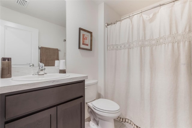 full bath featuring visible vents, curtained shower, toilet, and vanity
