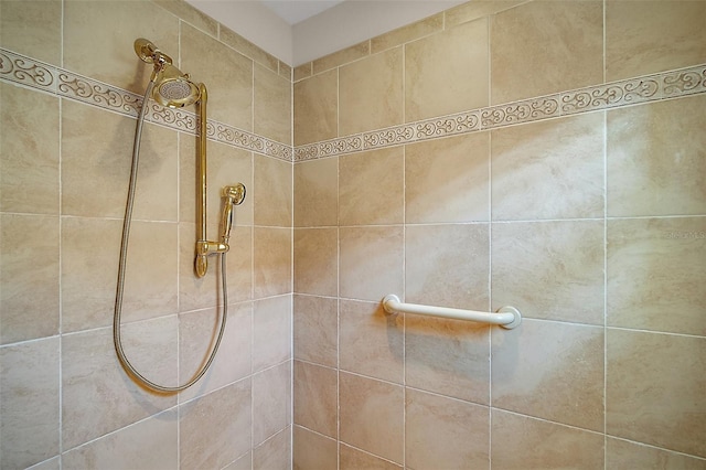 bathroom featuring a tile shower