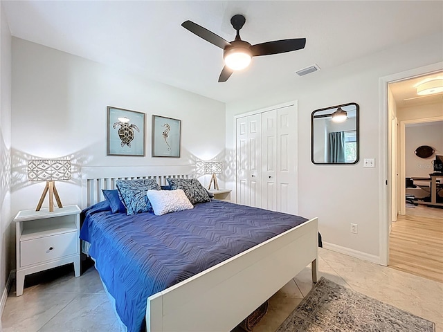 bedroom featuring a ceiling fan, baseboards, visible vents, and a closet