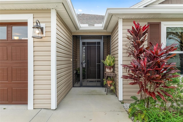 property entrance featuring a shingled roof