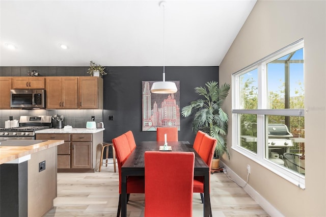 dining room featuring recessed lighting, light wood-type flooring, and baseboards