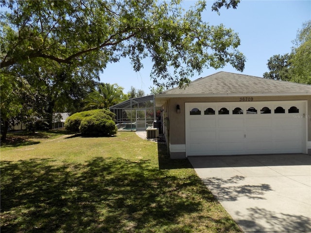 view of front of property featuring stucco siding, driveway, cooling unit, a front yard, and a lanai