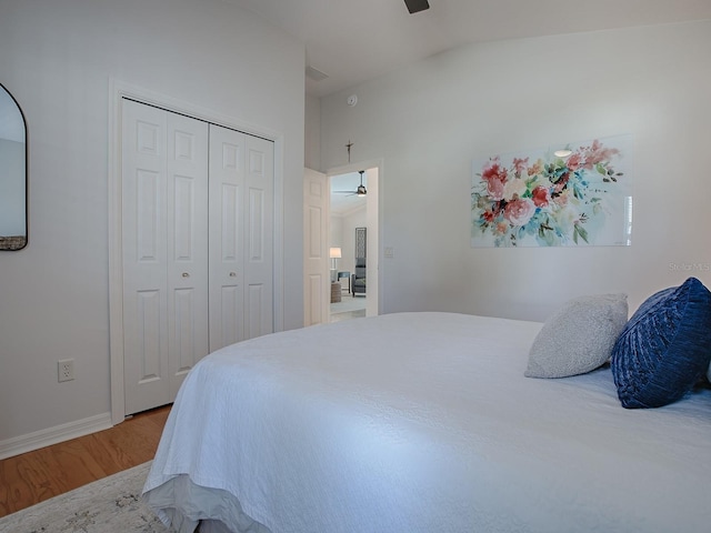 1829 Foxwood Ln, The Villages, FL 32162 - bedroom featuring a ceiling fan, wood finished floors, baseboards, lofted ceiling, and a closet