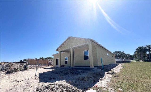 981 Fiesta Key Cir, Lady Lake, FL 32159 - rear view of house featuring a yard and fence