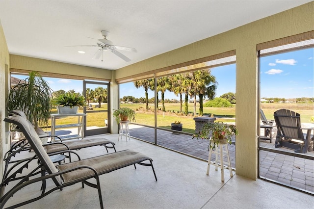 sunroom with ceiling fan