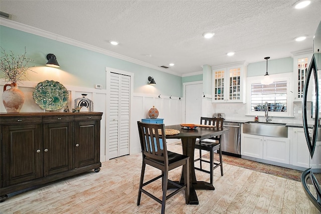 dining space with visible vents, light wood finished floors, recessed lighting, ornamental molding, and a textured ceiling