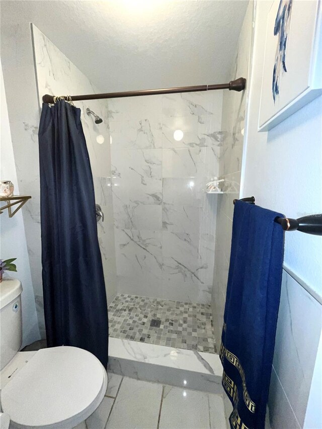 2442 Foxhollow Rd, Tavares, FL 32778 - full bathroom featuring a textured ceiling, toilet, and a shower stall