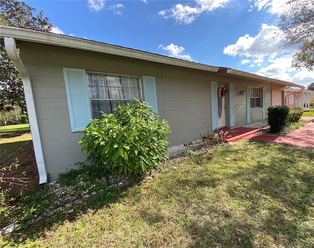 view of front of property with a front lawn