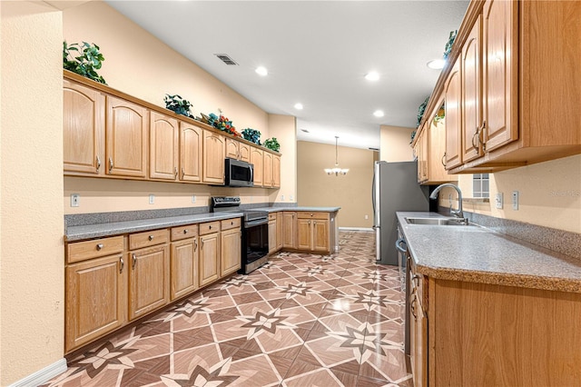 kitchen featuring baseboards, visible vents, recessed lighting, a sink, and appliances with stainless steel finishes