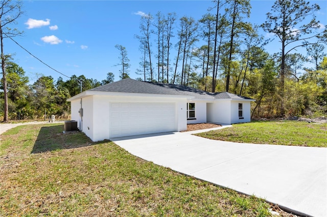 view of front facade featuring stucco siding, an attached garage, concrete driveway, and a front yard