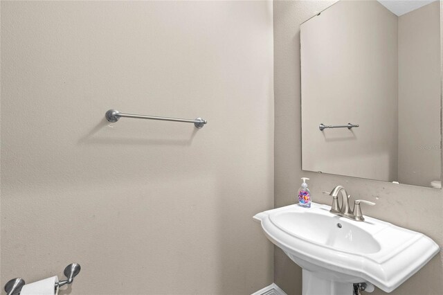 bathroom featuring a sink