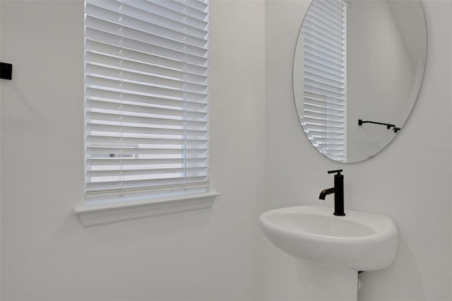 bathroom featuring a sink