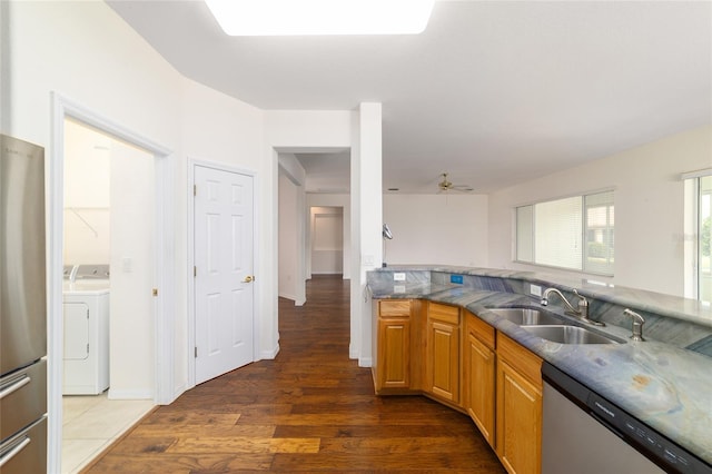 kitchen featuring dark wood-style flooring, baseboards, a sink, ceiling fan, and appliances with stainless steel finishes