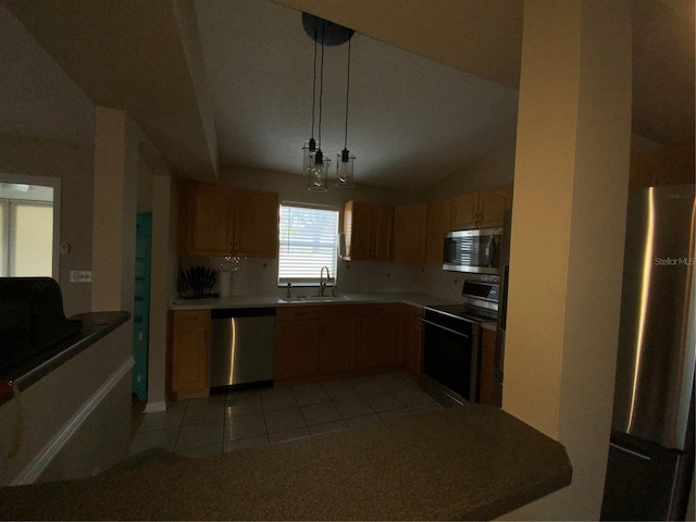 664 San Pedro Dr, The Villages, FL 32159 - kitchen featuring vaulted ceiling, a sink, light tile patterned floors, stainless steel appliances, and decorative light fixtures