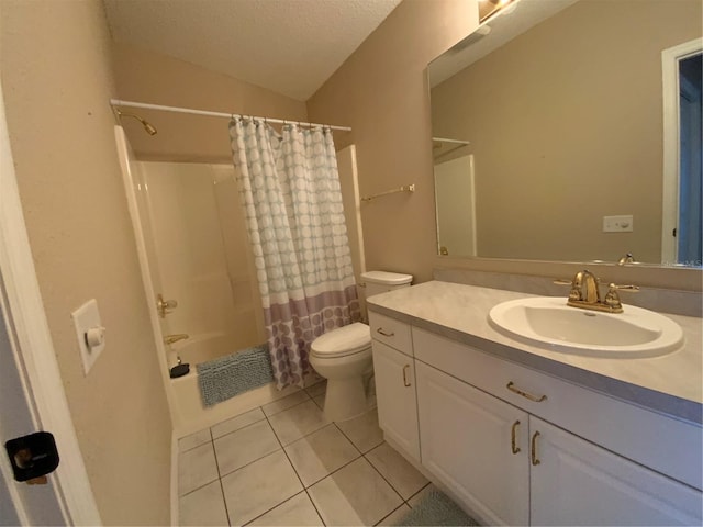664 San Pedro Dr, The Villages, FL 32159 - bathroom featuring tile patterned floors, toilet, vanity, shower / bath combo, and a textured ceiling
