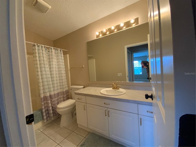 664 San Pedro Dr, The Villages, FL 32159 - full bathroom featuring a shower with curtain, vanity, toilet, a textured ceiling, and tile patterned floors