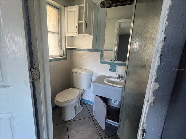 10228 Amadeus Dr, Port Richey, FL 34668 - half bath featuring tile walls, toilet, tile patterned flooring, and vanity