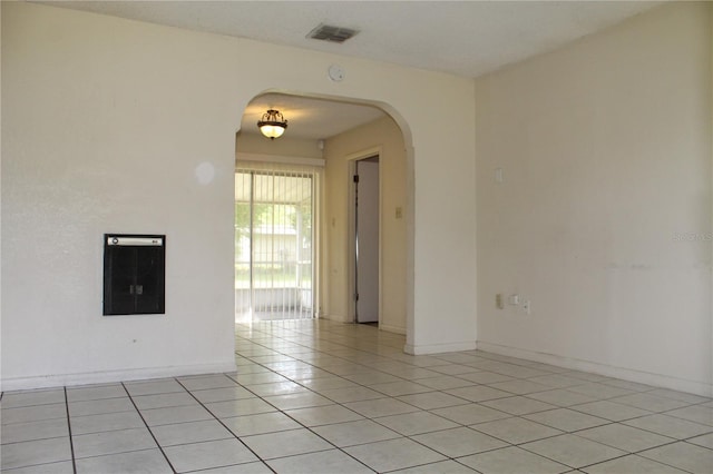 5177 Edwina St, Orlando, FL 32811 - unfurnished room featuring arched walkways, baseboards, visible vents, and light tile patterned flooring