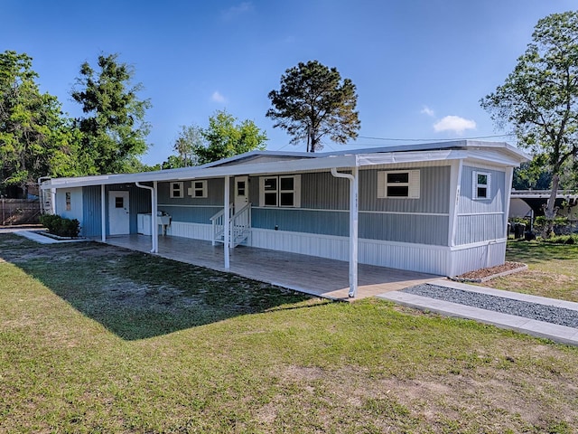 8901 SE 144th Ln, Summerfield, FL 34491 - view of front facade with a porch and a front yard