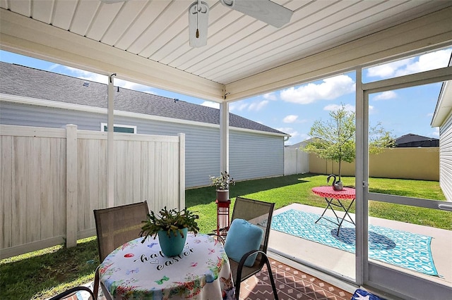 sunroom with ceiling fan