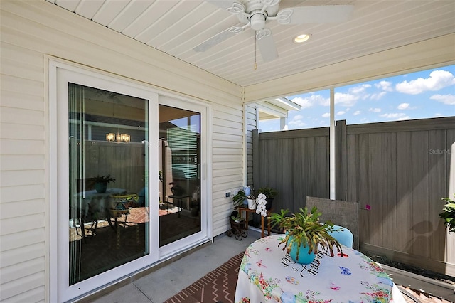 sunroom with ceiling fan