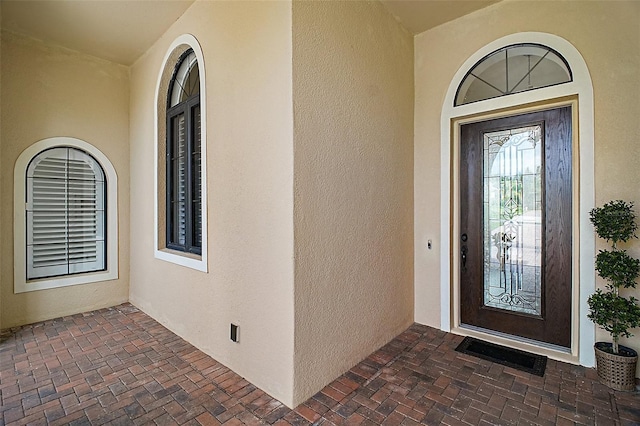 view of exterior entry featuring stucco siding