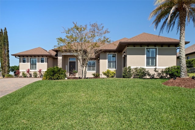 view of front facade featuring stucco siding and a front yard