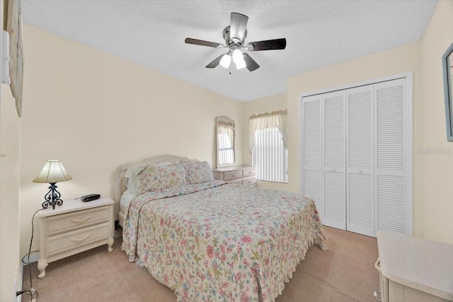 2855 Picadilly Cir, Kissimmee, FL 34747 - bedroom with light carpet, a closet, a textured ceiling, and ceiling fan